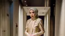 Melly Goeslaw memancarkan pesona elegan sekaligus berwibawa dalam balutan kebaya janggan warna cream. [@mellygoeslaw_official].