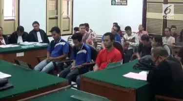 Andi Lala pembunuh satu keluarga di Medan pada April 2017 lalu divonis mati oleh hakim. Terdakwa meratapi nasib dengan menangis saat menuju tahanan.