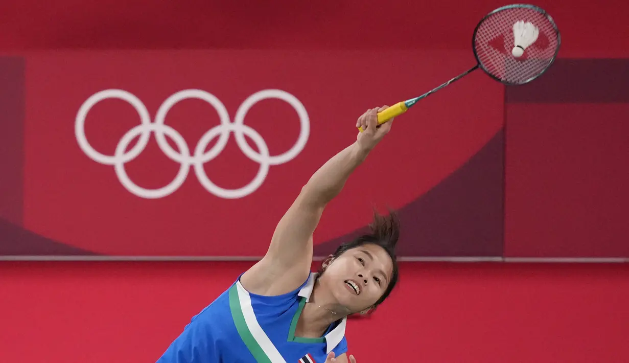 Tunggal putri Thailand, Ratchanok Intanon melakukan smash saat melawan Gregoria Mariska Tunjung dari Indonesia pada pertandingan bulu tangkis tunggal putri babak 16 besar Olimpiade Musim Panas 2020 di Tokyo, Kamis (29/7/2021). Mariska kalah dari Ratchanok 12-21 dan 19-21. (AP Photo/Dita Alangkara)