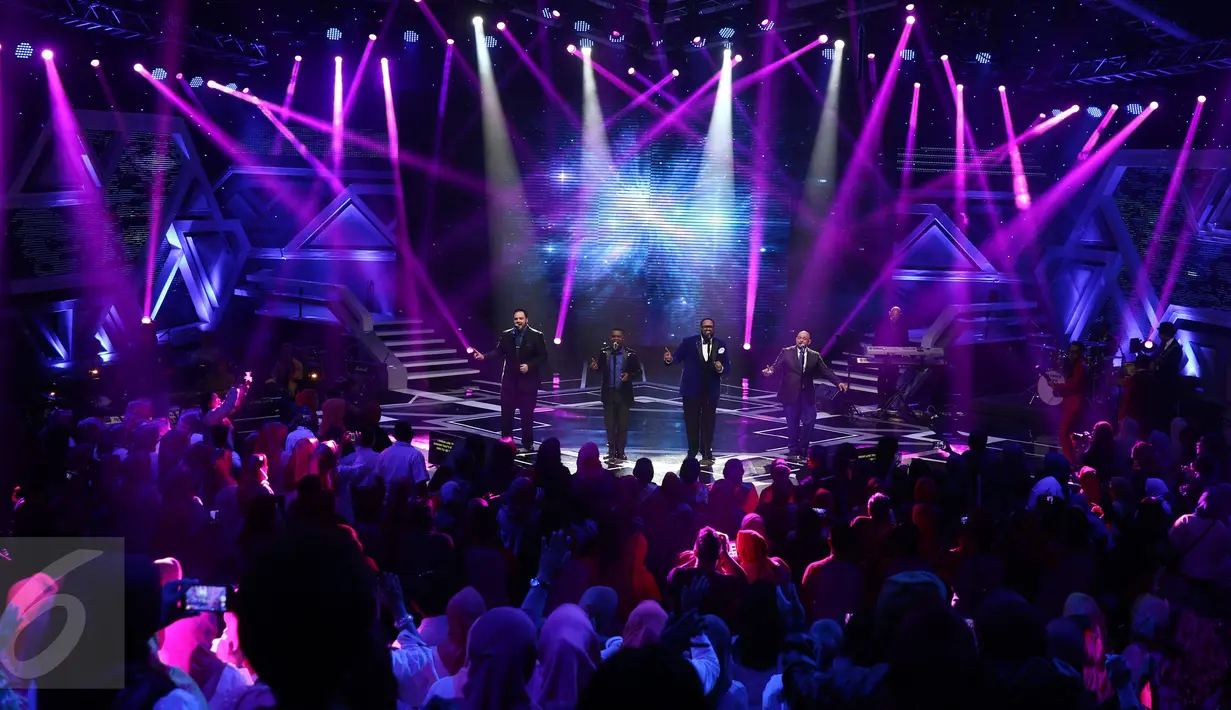 Suasana acara Golden Memories International saat menampilkan Grup musik All 4 One di Studio 5 Indosiar, Jakarta, Selasa (10/1). (Liputan6.com/Herman Zakharia)