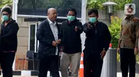 Wali Kota Medan Dzulmi Eldin (kedua kiri) digiring petugas setibanya di gedung KPK, Jakarta, Rabu (16/10/2019). Dzulmi Eldin terjaring Operasi Tangkap Tangan (OTT) KPK terkait dugaan suap dari dinas-dinas di lingkungan Pemerintah Kota Medan. (merdeka.com/Imam Buhori)