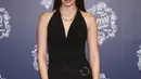Pesona Alyssa Daguise dalam balutan halter-neck dress hitam dengan detail high-slit. [Foto: Instagram/alyssadaguise]