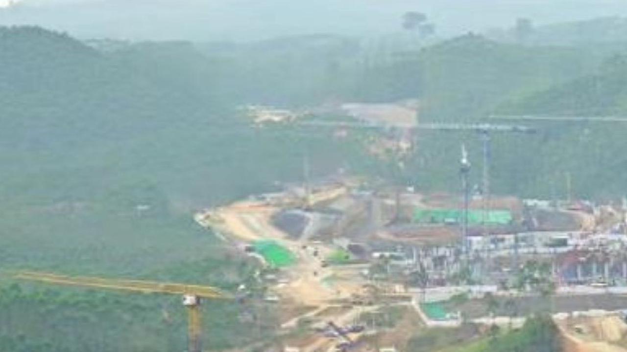 Pemandangan proyek pembangunan IKN dari atas bukit.