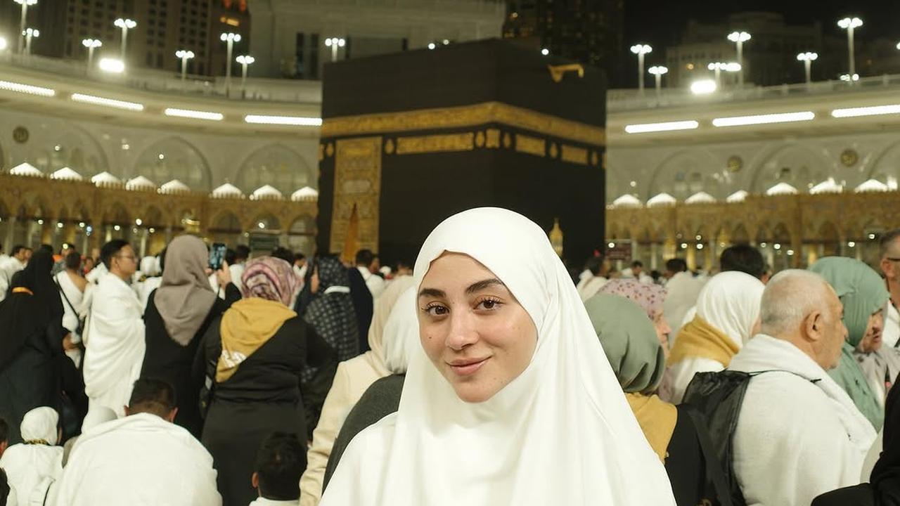 Potret Cantik Margin Wieheerm Jalani Ibadah Umrah Sendiri Tanpa Ali Syakieb, Tetap Terlihat Bahagia