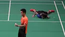 Tunggal putra Indonesia, Anthony Ginting, memegang kok saat melawan Soong Joo Ven pada final beregu SEA Games 2019 di Multinlupa Sport Center, Rabu (4/12). Ginting menang 13-21, 21-15, dan 21-18. (Bola.com/M Iqbal Ichsan)