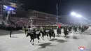 Tentara Korea Utara di atas kuda berparade selama perayaan ulang tahun ke-73 negara itu di Lapangan Kim Il Sung di Pyongyang, Kamis (9/9/2021). Korea Utara dilaporkan menggelar parade militer pada Kamis dini hari dalam rangka merayakan HUT ke-73 (Korean Central News Agency/Korea News Service via AP)