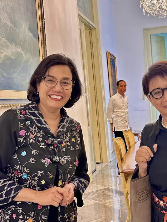Pada kesempatan lain, Sri Mulyani tampak mengenakan blazer dengan motif floral dan tenun, sedangkan Retno Marsudi gaya dengan obi merah untuk memberikan sentuhan gaya pada outfit sederhananya.  [Foto: Instagram/ @srimulyani]