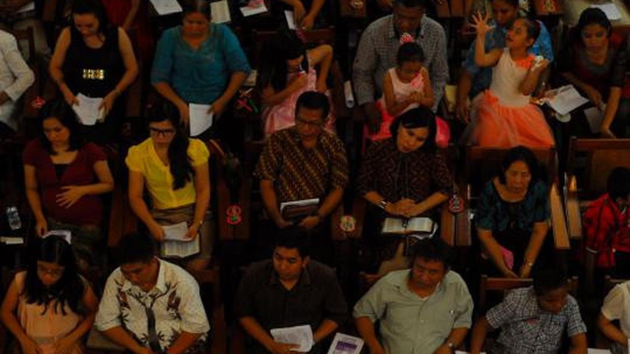 Umat Kristiani di Jakarta lakukan ibadah malam Natal