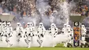 Pasukan Stormtroopers berjalan di lapangan saat istirahat pertandingan NFL antara Chicago Bears dan Minnesota Vikings di Chicago (9/10). Kedatangan karakter star wars ini untuk mempromosikan Star Wars: The Last Jedi. (Kena Krutsinger/Getty Images/AFP)