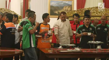 Sejumlah sopir truk menikmati sarapan di Istana Negara, Jakarta, Selasa (8/5). Presiden Joko Widodo atau Jokowi menerima 70 perwakilan sopir truk se-Indonesia. (Liputan6.com/Angga Yuniar)