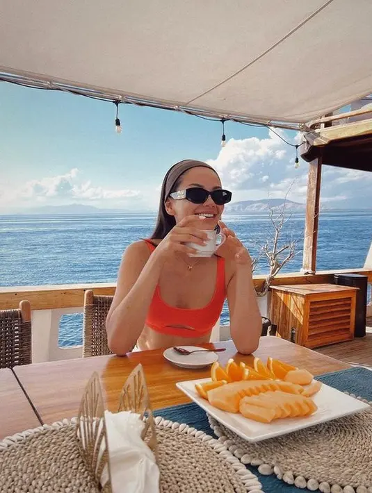 Tidak berhenti sampai di situ saja, kamu juga bisa menemukan potret Alyssa saat menikmati sarapan sehat dan segelas kopi di atas kapal tersebut. (instagram.com/alyssadaguise)