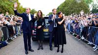 (kiri ke kanan) Pangeran William dan istrinya Kate Middleton bersama sang adik Harry dan istrinya Meghan Markle melambaikan tangan kepada masyarakat di Kastil Windsor, Windsor, Inggris, 10 September 2022. Kebersamaan mereka mencuri perhatian usai rumor ketidakharmonisan. (Chris Jackson/Pool Photo via AP)