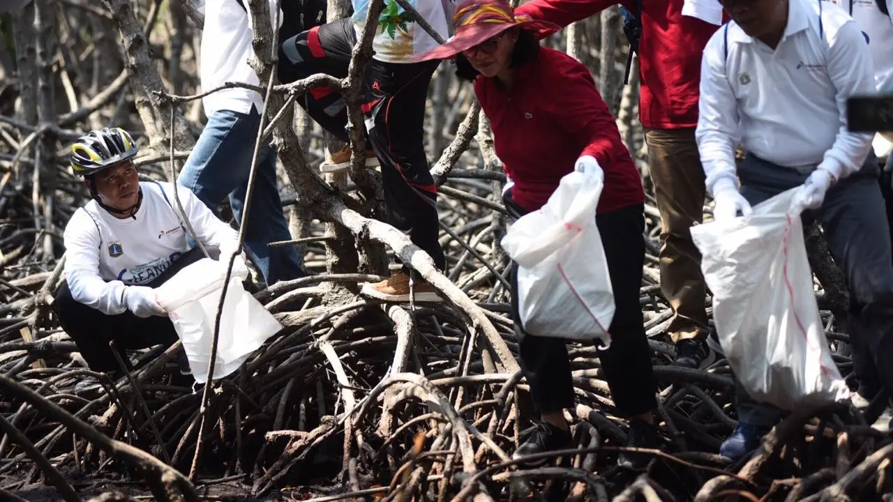 PT Pertamina Hulu Energi (PHE), anak usaha PT Pertamina (Persero), melakukan bersih-bersih pantai di Pulau Untung Jawa dan Pulau Lancang, Kabupaten Administrasi Kepulauan Seribu, Jakarta.