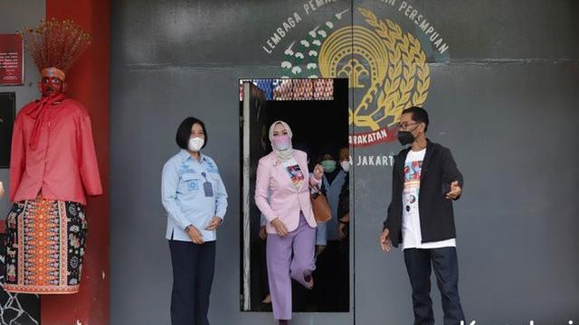 Diwarnai Tangis, Ini 7 Potret Detik-detik Angelina Sondakh Bebas dari Penjara