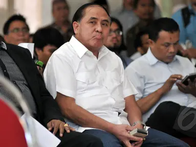 Mantan Wakil Gubernur DKI Jakarta Prijanto (kanan) menyambangi Gedung DPRD DKI Jakarta, Rabu (8/4/2015). Prijanto datang untuk menjadi narasumber utama dalam diskusi publik tentang Dugaan Korupsi di Stadion BMW Jakarta. (Liputan6.com/Johan Tallo)