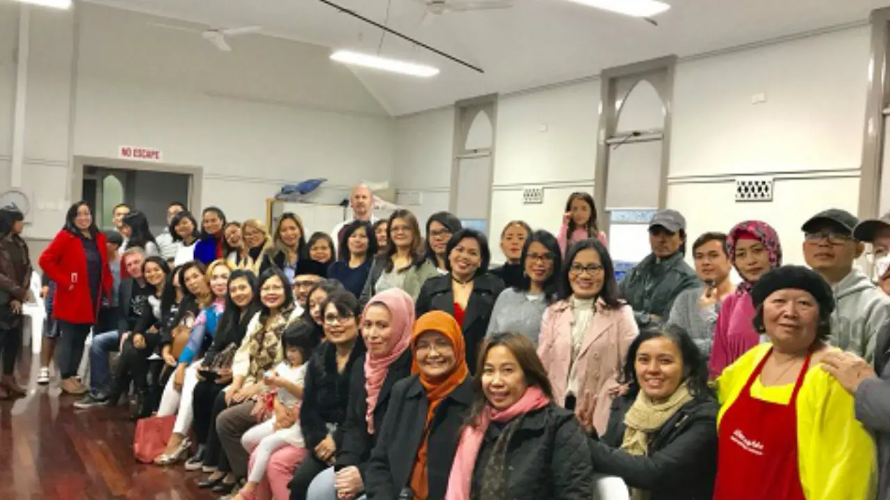 Silaturahmi dengan buka puasa bersama Konjen RI Perth, Dewi Gustina Tobing - ketua PPLN WA, Edi Nuryatno dengan WNI di Mandurah Western. (Dokumentasi KJRI Perth)