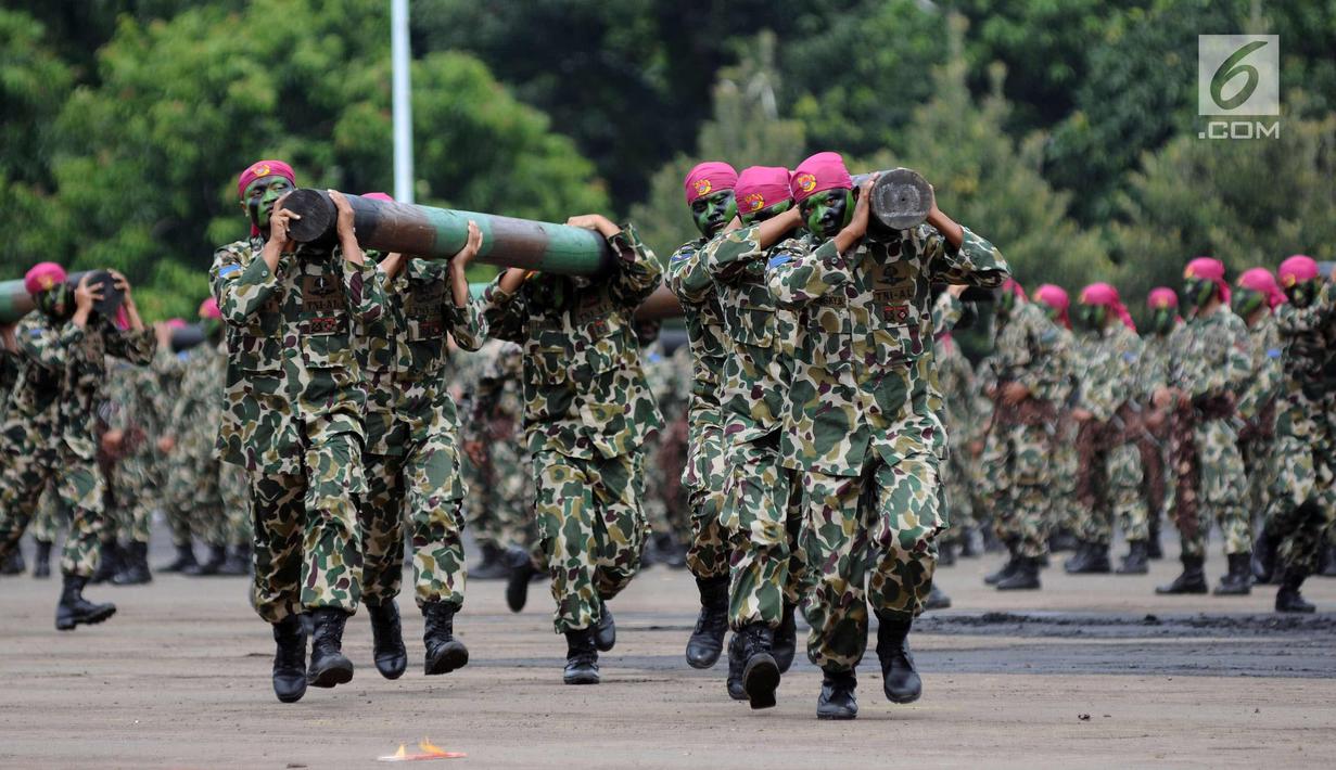 Prajurit Marinir memeragakan senam balok saat upacara HUT Korps Marinir ke-72 di Kesatrian Marinir Hartono, Cilandak, Jakarta, Rabu (15/11). HUT Marinir ke-72 bertema Marinir Prajurit Pejuang dan Profesional. (Liputan6.com/Helmi Fithriansyah)