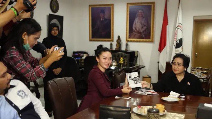 [Bintang] Zaskia Gotik dan Julia Perez