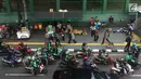 Pedagang kaki lima (PKL) dan ojek online memadati kawasan Stasiun Palmerah, Jakarta, Kamis (6/12). Kurangnya pengawasan petugas menyebabkan trotoar dan bahu jalan dipenuhi oleh PKL dan ojek online. (Liputan6.com/Immanuel Antonius)