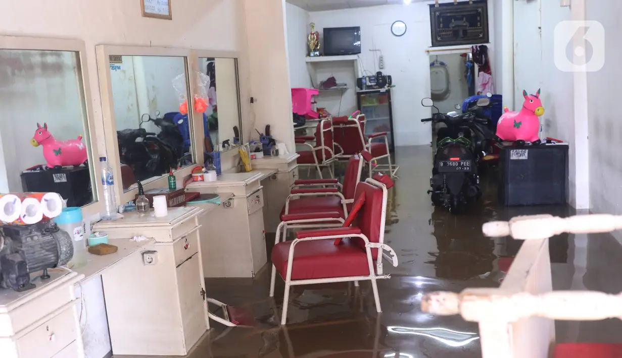 Kondisi banjir di salah satu bangunan yang merendam kawasan Benhil, Jakarta, Selasa (25/2/2020). Hujan yang mengguyur wilayah tersebut membuat air sungai meluap sehingga menyebabkan Banjir setinggi pinggang orang dewasa. (Liputan6.com/Angga Yuniar)