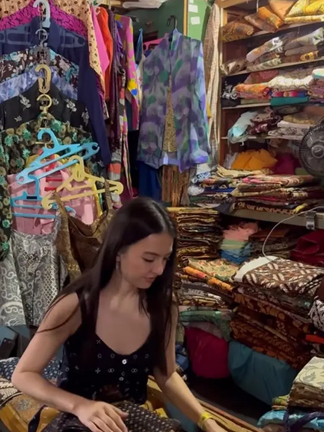 7 Momen Seru Raline Shah Belanja Batik di Pasar Bringharjo, Tampil Menawan