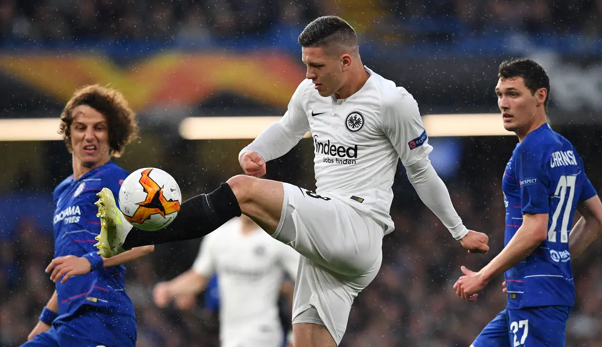 Striker Eintracht Frankfurt, Luka Jovic, mengontrol bola saat menghadapi Chelsea pada pertandingan leg kedua semifinal UEFA Europa League di Stamford Bridge, London (9/5). Frankfurt kalah 4-3 lewat adu penalti. (AFP/Ben Stansall).