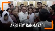 Gubernur Sumatera Utara, Edy Rahmayadi, membetulkan jari warga yang ingin berfoto dengannya.