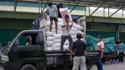 Sementara, harga beras premium berada di angka Rp14.172 per kilogram atau turun Rp42 (-0,30%) dibanding pada hari sebelumnya Selasa 8 Juli 2025. (BAY ISMOYO/AFP)