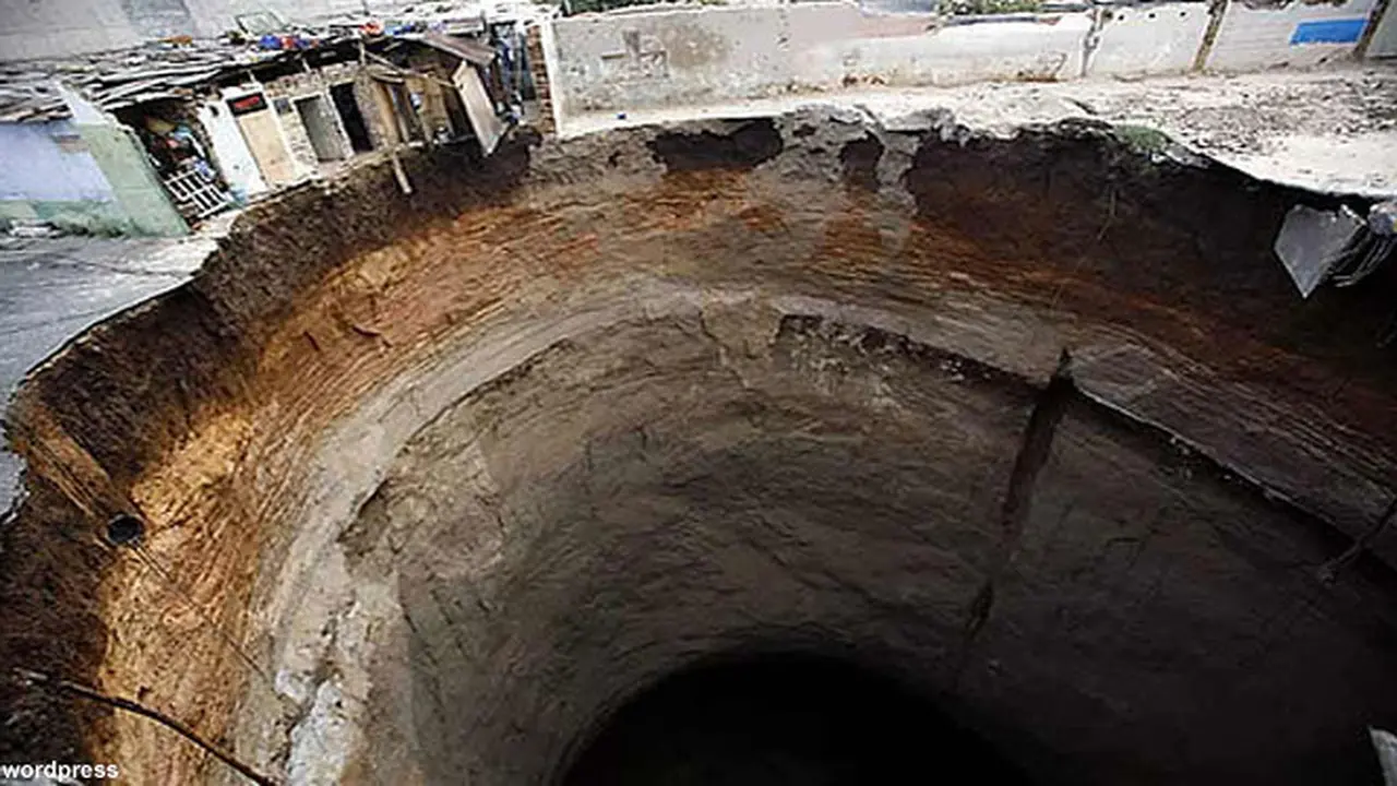 sinkhole130304b.jpg
