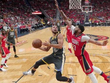 Pemain Warriors, Stephen Curry (30) mencoba melewati pemain Pelicans, Anthony Davis (23) pada laga gim ketiga semifinal NBA basketball playoff di Smoothie King Center, New Orleans, (4/5/2018). Pelicans menang 119-100. (AP/Gerald Herbert)