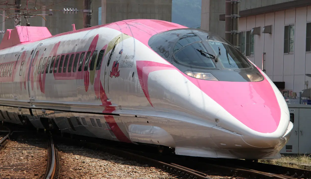 Perusahaan West Japan Railway memamerkan kereta cepat Shinkansen yang dihiasi dengan tokoh populer Hello Kitty di Prefektur Fukuoka, 25 Juni 2018. Warna merah muda terlihat mendominasi setiap sudut dan sisi kereta. (AFP/West Japan Railway/Handout)