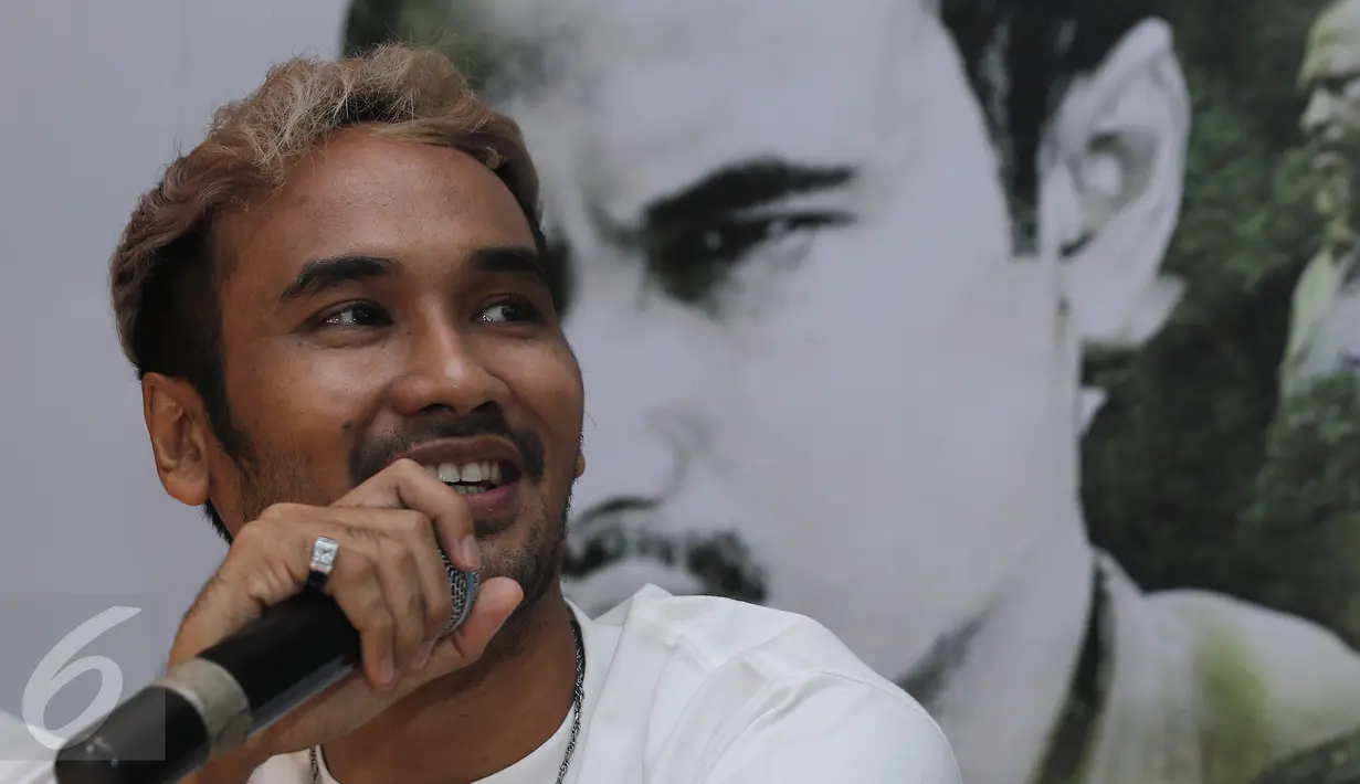 Joshua Matulessy  memberikan keterangan saat konferensi pers film Boven Digoel, Jakarta, Senin (6/2). Film berlatar budaya Papua ini digarap oleh sutradara FX Purnomo. (Liputan6.com/Herman Zakharia)