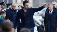 Kiper Juventus, Gianluigi Buffon tiba menghadiri upacara pemakaman Davide Astori di Florence, Italia, Kamis, (8/3). Bek Fiorentina, Davide Astori meninggal pada usia 31 tahun di kamar hotel setelah terkena serangan jantung. (AP Photo/Alessandra Tarantino)