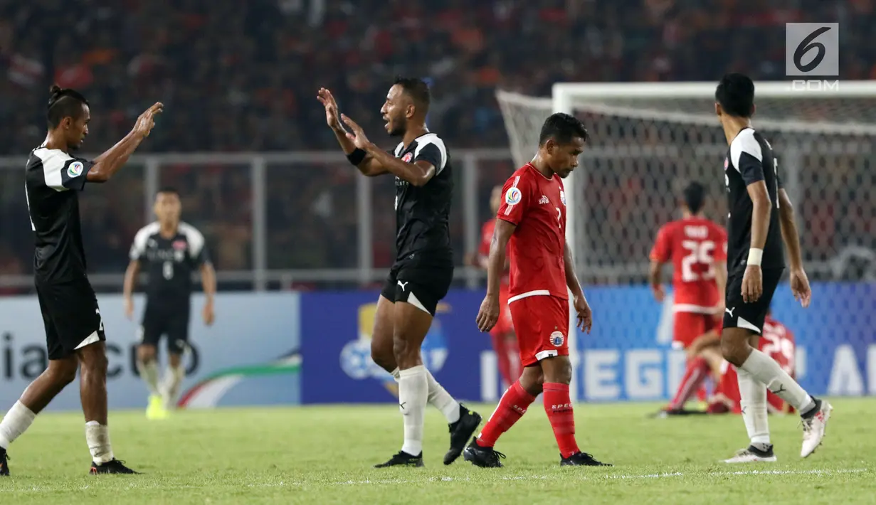 Gelandang Persija, Ramdani Lestaluhu tertunduk usai pemain Home United mencetak gol ketiga pada laga kedua Semifinal Zona Asia Tenggara Piala AFC 2018 di Stadion GBK, Jakarta, Selasa (15/5). Persija kalah 1-3. (Liputan6.com/Helmi Fithriansyah)