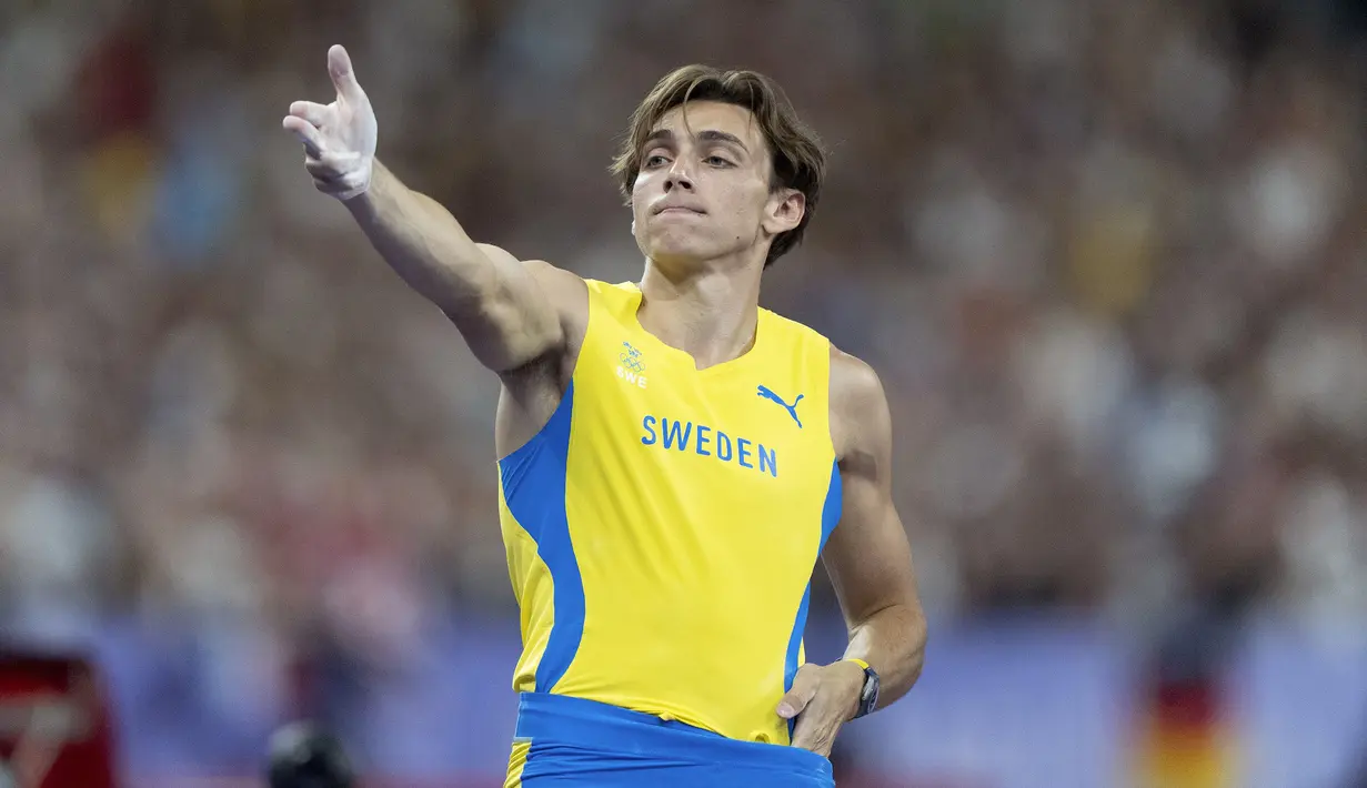 Selebrasi atlet lompat galah Swedia, Armand Duplantis saat memastikan medali emas cabang olahraga lompat galah Olimpiade Paris 2024 di Stade de France, Paris, Prancis, Senin (05/08/2024) waktu setempat. (AP Photo/David Goldman)