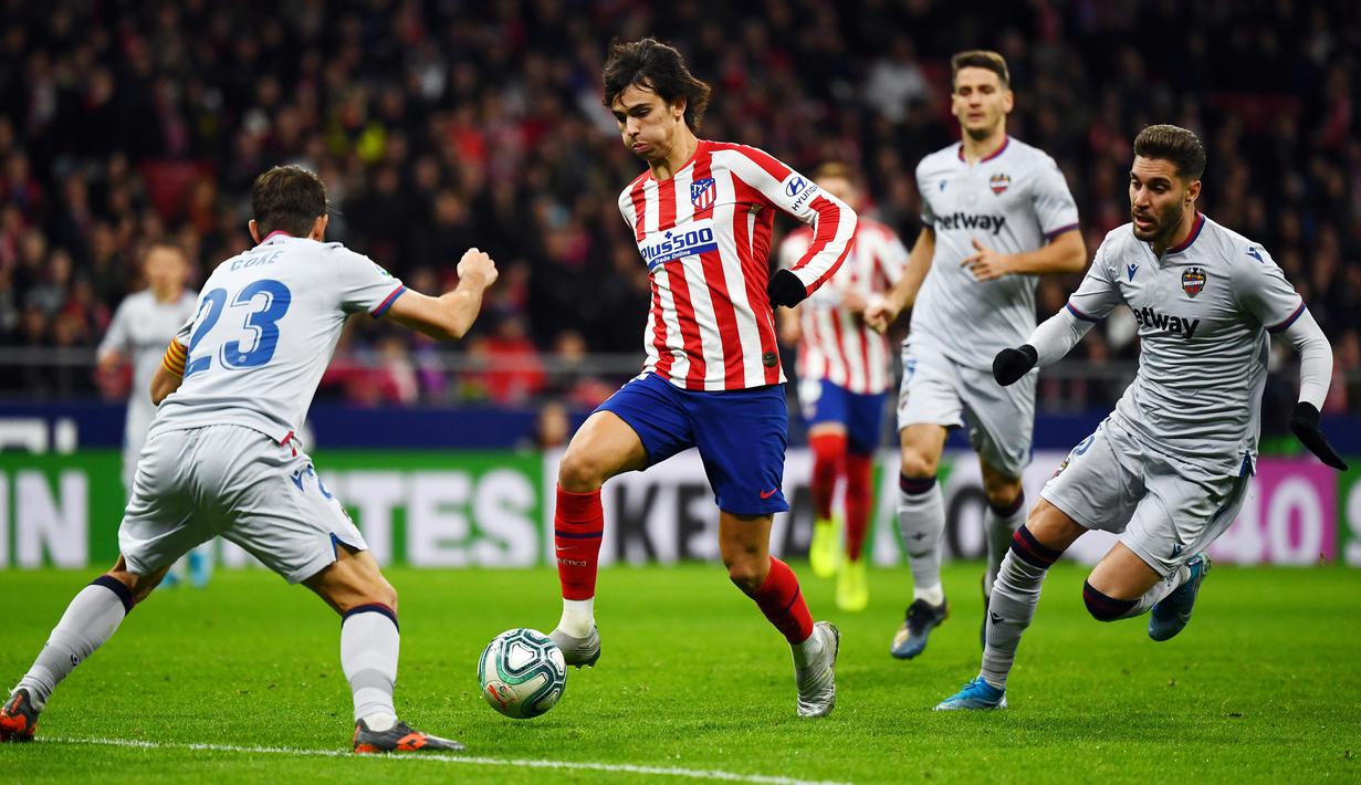Felix bisa diandalkan untuk berbagai posisi di lini depan. Pemain asal Portugal ini bisa menjadi penyerang lubang, striker, sayap kiri, sayap kanan dan gelandang serang. (AFP/Gabriel Bouys)