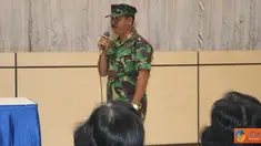 Citizen6, Surabaya: Kabagkum Kobangdikal Letkol Laut (KH) Ida Kade Sadnyana, memberikan ceramah hukum dalam program Pembinaan dan Latihan (Binlat), di Gedung R.E. Martadinata, Kesatrian Bumimoro, Surabaya, Kamis (2/8). (Pengirim: Penkobangdikal).