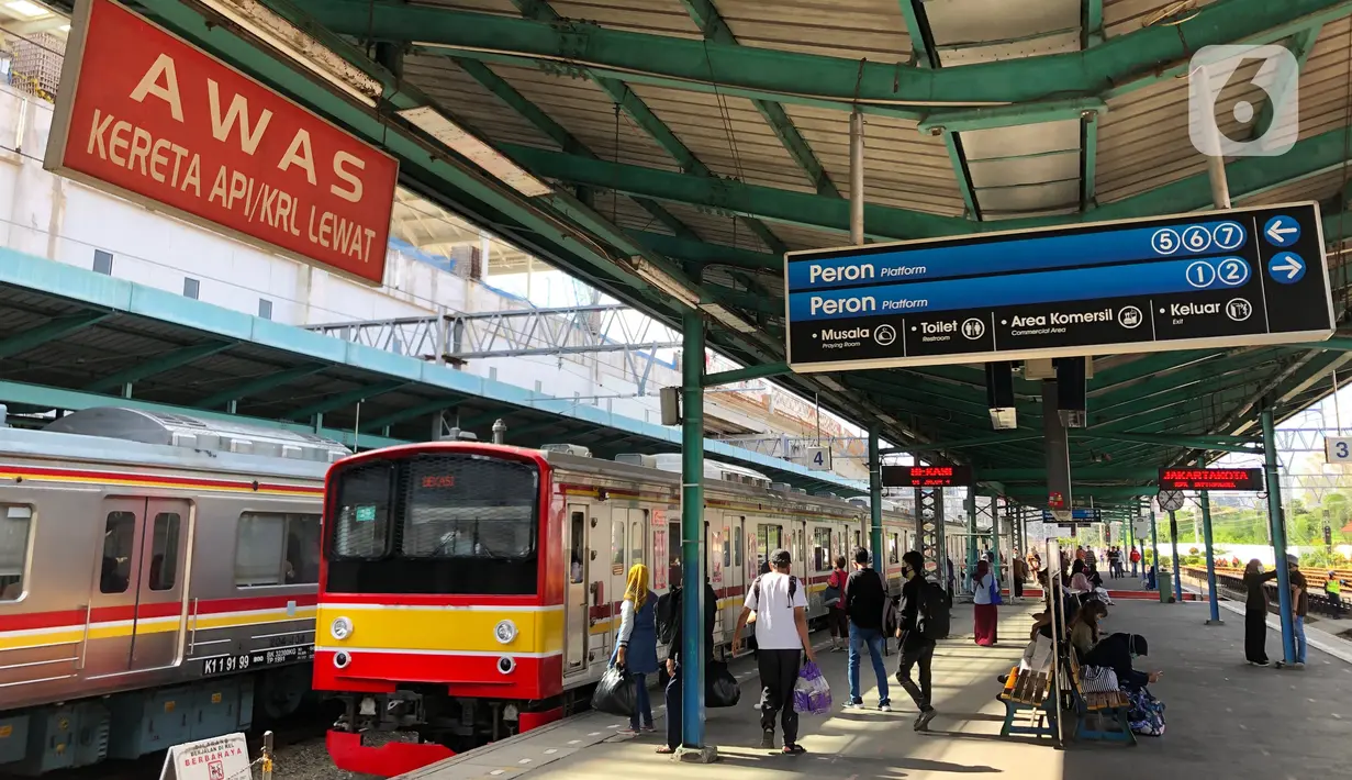 Suasana aktivitas penumpang di Stasiun KA Manggarai, Jakarta, Selasa (1/12/2020). Menhub Budi Karya Sumadi menyebut nantinuya Manggarai akan menjadi pusat stasiun KA di Jabodetabek karena semua rute kereta yang ada di Jabodetabek akan bersinggungan di Manggarai. (Liputan6.com/Immanuel Antonius)
