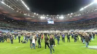 Sejumlah penyerangan yang terjadi di kota Paris membuat para penonton laga persahabatan Prancis melawan Jerman takut untuk keluar dari Stadion Stade de France di Prancis, Sabtu (13/11/2015). (AFP Photo/Miguel Medina)