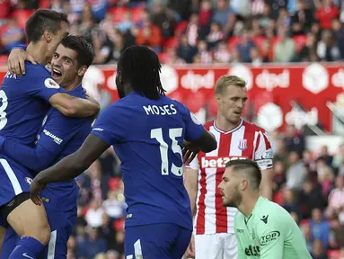 Striker Chelsea, Alvaro Morata, melakukan selebrasi usai mencetak gol ke gawang Stoke City pada laga Premier League, di Stadion Bet365, Sabtu (23/9/2017). Chelsea menang 4-0 atas Stoke City. (AP/Nigel French)
