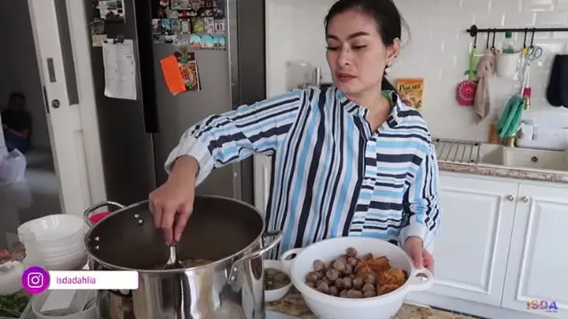 7 Potret Rizki D'Academy dan Istri Main ke Rumah Iis Dahlia, Disambut Bahagia