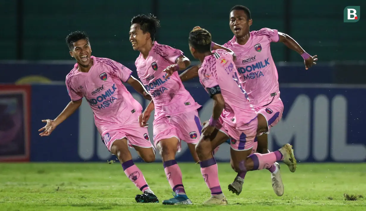 Pemain Persita Tangerang, Moh. Edo Febriansyah (kiri kedua) merayakan gol penyeimbang 2-2 bersama rekan setimnya saat laga pekan kesembilan BRI Liga 1 2021/2022 antara Arema FC melawan Persita Tangerang di Stadion Sultan Agung, Bantul, Rabu (27/10/2021). (Bola.com/Bagaskara Lazuardi)