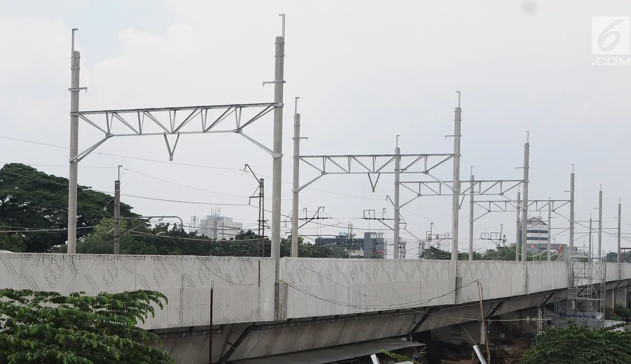 Penampakan proyek pembangunan jalur dwiganda atau double-double track (DDT) di Jakarta, Jumat (12/4). Proyek pembangunan DDT ditargetkan rampung pada tahun 2021. (Liputan6.com/Herman Zakharia)