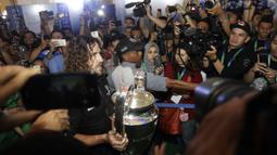Legenda Barcelona, Carles Puyol, membawa trofi Liga Champions saat jumpa fans di Jakarta, Senin (11/3). Jumpa fans ini dalam rangka UEFA Champions League Trophy Tour di Indonesia. (Bola.com/Vitalis Yogi Trisna)