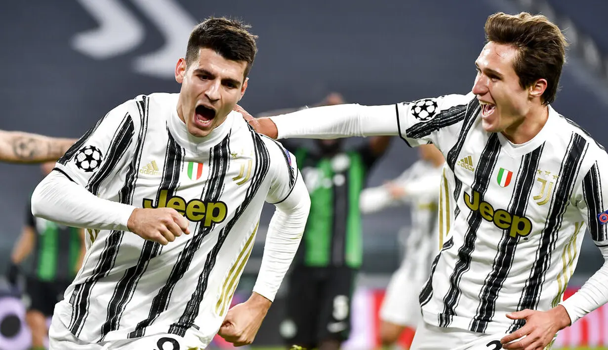 Pemain Juventus Alvaro Morata merayakan golnya ke gawang Ferencvaros bersama Federico Chiesa pada pertandingan Grup G Liga Champions di Allianz Stadium, Turin, Italia, Selasa (24/11/2020). Juventus melaju ke 16 besar Liga Champions usai menekuk Ferencvaros 2-1. (Marco Alpozzi/LaPresse via AP)
