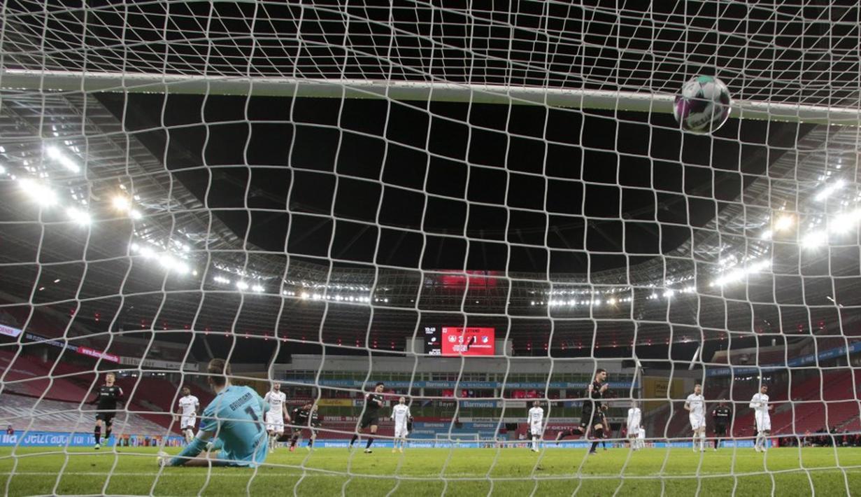 Pemain Bayer Leverkusen Florian Wirtz mencetak gol ke gawang Hoffenheim pada pertandingan Bundesliga di Leverkusen, Jerman, 13 Desember 2020. Bayer Leverkusen menggeser Bayern Munchen dari puncak klesemen usai mengalahkan Hoffenheim dengan skor 4-1. (THILO SCHMUELGEN/POOL/AFP)