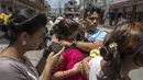 Sejumlah warga tampak saling berpelukan saat gempa susulan yang kembali melanda Nepal, Selasa (12/5/2015). Berdasarkan media setempat, kekuatan gempa mencapai 7,3 SR dan berlangsung lebih dari semenit. (REUTERS/Athit Perawongmetha)