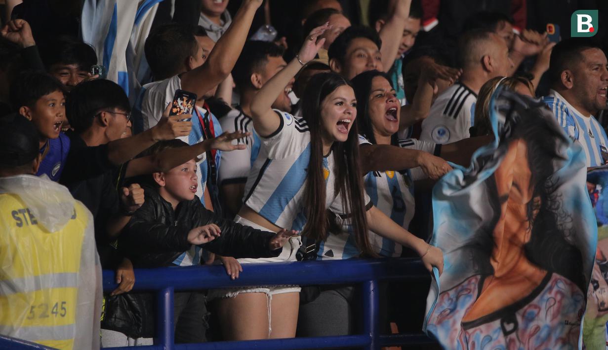Pendukung Timnas Argentina U-17 melakukan selebrasi ketika salah satu pemain mencetak gol ke gawang Timnas Jepang U-17 dalam pertandingan kedua Grup D Piala Dunia U-17 2023 yang berlangsung di Stadion Si Jalak Harupat, Kabupaten Bandung, Jawa Barat, Selasa (14/11/2023). Timnas Argentina U-17 berhasil mengalahkan Jepang U-17 dengan skor 3-1. (Bola.com/Ikhwan Yanuar)