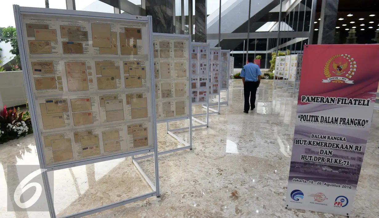 Sebanyak 960 lembar koleksi perangko dipamerkan saat Pameran "Politik dalam Prangko" di Komplek Parlemen Senayan, Jakarta, Kamis (19/8). Koleksi perangko dari tahun 1700-an tersebut mengabadikan peristiwa politik pada zamannya. (Liputan6.com/Johan Tallo)