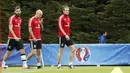 Joe Ledley, Ashley Williams dan Gareth Bale usai menjalani latihan di COSEC Stadium, Dinard, Prancis, (28/6/2016). (REUTERS/Gonzalo Fuentes)